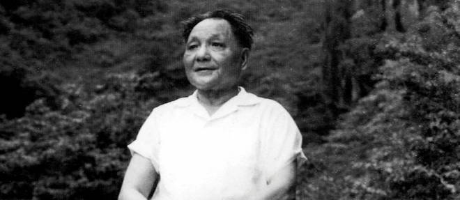 Deng Xiaoping en 1979, au cours de l'ascension du Huangshan.