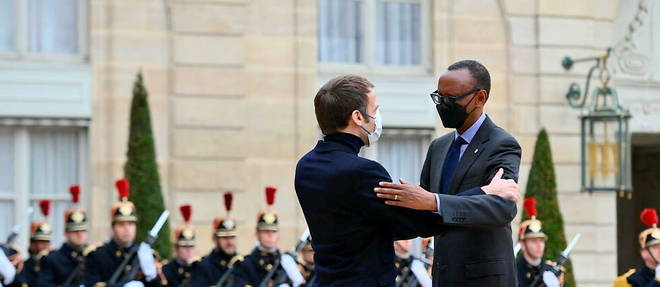 Emmanuel Macron et le president du Rwanda, Paul Kagame, le 20 decembre 2021 a l'Elysee.
