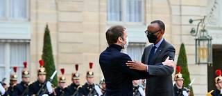 Emmanuel Macron et le président du Rwanda, Paul Kagame, le 20 décembre 2021 à l'Élysée.
