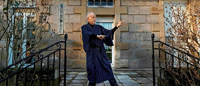 Michel Peyramaure, chez lui, a Brive-la-Gaillarde, le 20 decembre. Le quasi-centenaire, qui acheve un recueil de souvenirs, pratique le tai-chi pour s'entretenir.