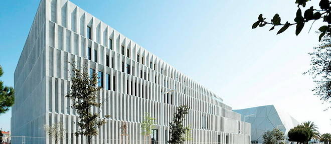 La facade en beton architectonique de l'universite du Cinema, signee Christophe Gulizzi.