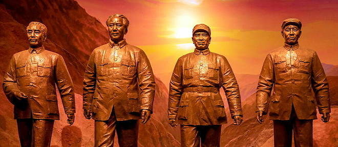 Les imposantes statues de Zhou Enlai, Mao Zedong, Zhu De et Liu Shaoqi (de g. a dr.), membres eminents du PCC, a l'entree du Musee national de Chine, a Pekin. 