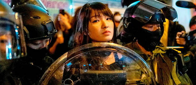 Arrestation d'une manifestante a Hongkong, le 31 decembre 2019. Il n'y a, actuellement, plus aucune contestation possible sur l'ile.