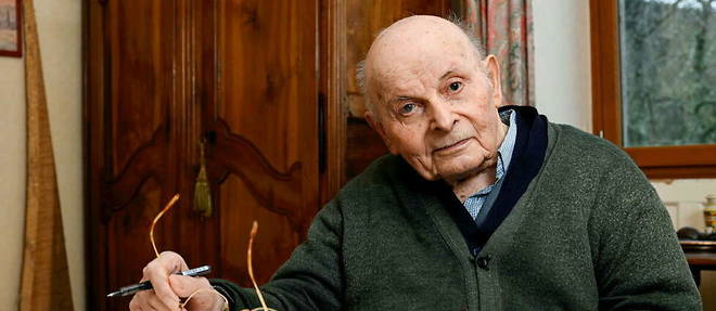 Marcel Conche, philosophe bientot centenaire, dans le bureau de sa maison de Treffort, dans l'Ain.
