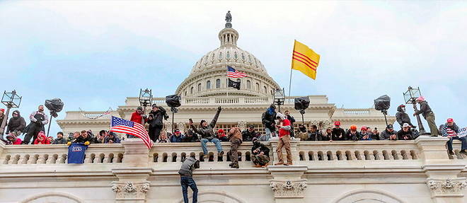 Le 6 janvier 2021, jour ou le Congres, qui siege au Capitole, doit certifier les resultats de la presidentielle, des partisans de Donald Trump prennent d'assaut ce palais de Washington symbole de la democratie americaine.
