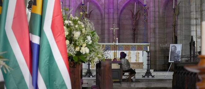 Mpho Tutu pres du cercueil de son pere, Desmond Tutu, dans la cathedrale Saint-George du Cap le 1er janvier 2022. 

