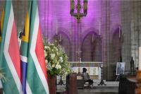Mpho Tutu près du cercueil de son père, Desmond Tutu, dans la cathédrale Saint-George du Cap le 1 er  janvier 2022. 
