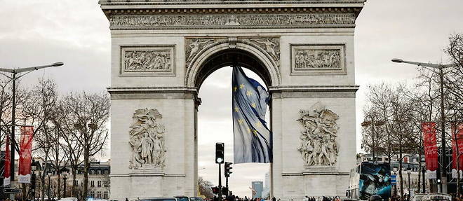 Pour celebrer la presidence de l'Union europeenne par la France, le drapeau francais a ete momentanement retire de la voute de l'Arc de Triomphe au profit de la seule banniere bleue et etoilee. 
