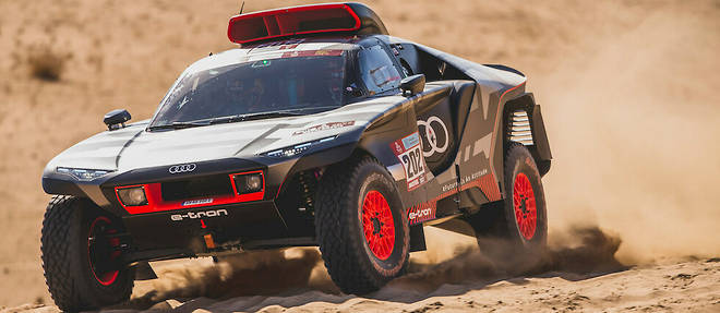 Carlos Sainz et l'Audi hybride n'ont pas tarde a se poser en challengers du Dakar