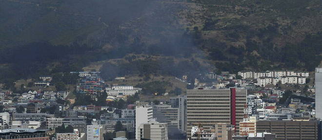 Un important incendie s'est declare dimanche matin au siege du Parlement sud-africain au Cap. 

