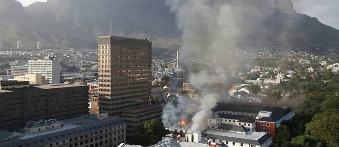 Afrique du Sud: le Parlement en partie detruit par un incendie, un suspect arrete