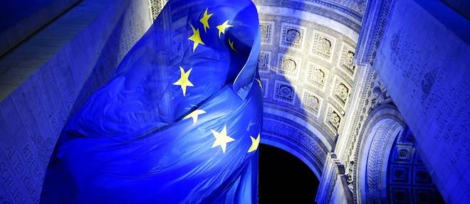 Le drapeau europeen retire sous l'Arc de Triomphe, "comme prevu", assure l'executif