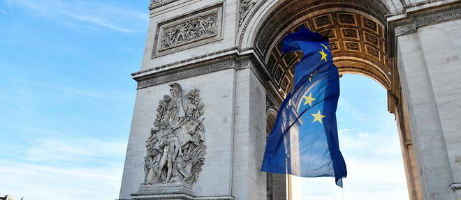 Le drapeau europeen a flotte le 1er janvier sous l'Arc de Triomphe.
