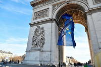 Le drapeau européen a flotté le 1 er  janvier sous l'Arc de Triomphe.
