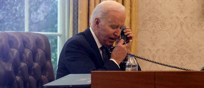 Joe Biden, ici en entretien telephonique avec le president ukrainien Volodymyr Zelensky en decembre 2021, a a nouveau echange avec son homologue le 2 janvier. 
