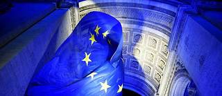 Le drapeau européen, qui flottait sous l'Arc de Triomphe pour le début de la présidence française de l'UE, a été retiré dans la nuit du samedi 1 er  au dimanche 2 janvier.
