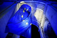 Le drapeau européen, qui flottait sous l'Arc de Triomphe pour le début de la présidence française de l'UE, a été retiré dans la nuit du samedi 1 er  au dimanche 2 janvier.
