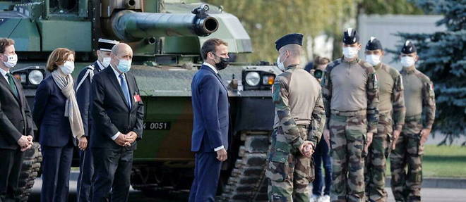 Le president Emmanuel Macron avec des militaires francais de l'operation Lynx deployes dans les pays baltes pour assurer la protection du flanc est de l'Europe.

