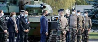 Le président Emmanuel Macron avec des militaires français de l'opération Lynx déployés dans les pays baltes pour assurer la protection du flanc est de l'Europe.
