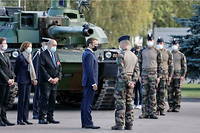 Le président Emmanuel Macron avec des militaires français de l'opération Lynx déployés dans les pays baltes pour assurer la protection du flanc est de l'Europe.
