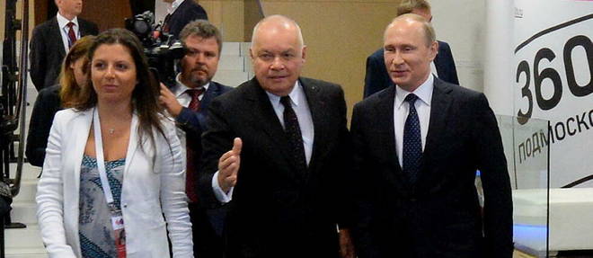 Dmitry Kiselev et Vladimir Poutine le 7 juin 2016 lors d'une visite de l'agence de presse Rossia Segodnia.
