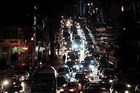 Des vehicules circulent de nuit dans la capitale iranienne Teheran en janvier 2020.
