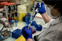 La capacite francaise de sequencage de tests PCR positifs est d'environ 10 000 echantillons par semaine.
