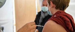 Selon l'agence régionale de santé, les éventuels effets postvaccinaux pour ces six enfants peuvent être principalement de la fièvre et des courbatures.
