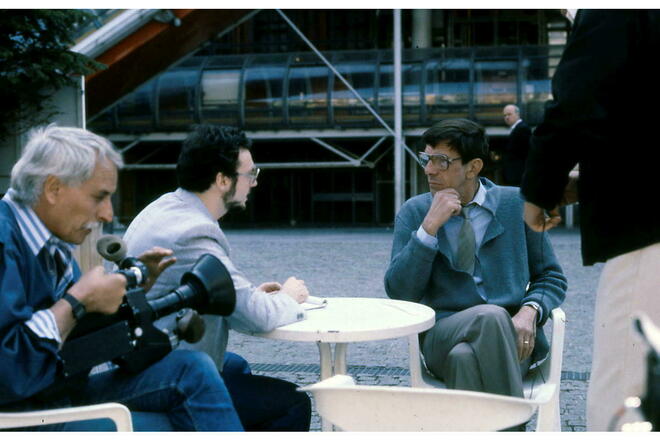 Leonard Nimoy (alias Spock dans les films et la série originelle <em>Star Trek</em>), interviewé à Paris devant le Centre Pompidou.
 ©  Alain Carrazé