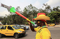 Le trophée et la mascotte sillonnent la ville de Yaoundé, accompagnés de danseurs et musiciens et entourés de dizaines de motards qui portent les étendards de toutes les équipes qualifiées pour la compétition.
