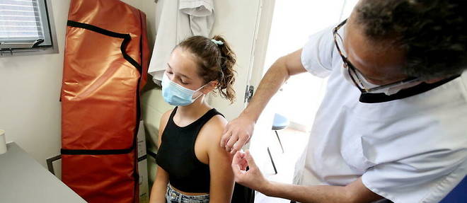 Une jeune fille vaccinee a Aregno, en Balagne, dans le nord de la Corse.

