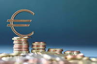 La BCE maintient ses taux bas : les taux d'interet reels a long terme sont de - 4,6 % dans la zone euro.
