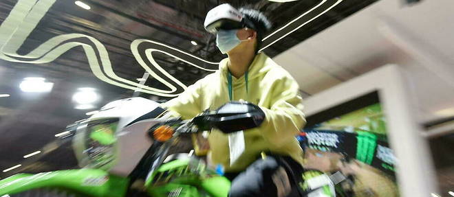 Un visiteur equipe d'un casque de realite virtuelle a la China International Import Expo (CIIE), a Shanghai (Chine), le 6 novembre 2021. 
