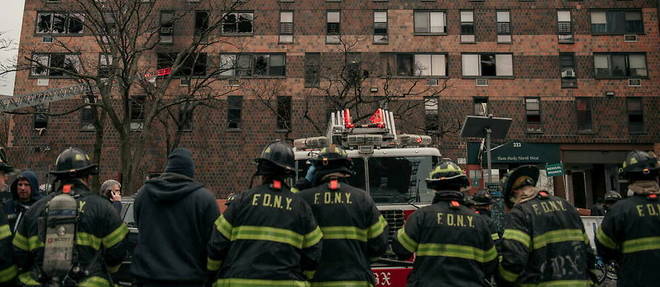 17 personnes, dont 9 enfants, sont mortes dimanche et une soixantaine ont ete blessees dans l'incendie d'un immeuble du quartier du Bronx, a New York (image d'illustration).
