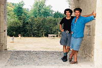 Igor et Grichka Bogdanoff dans le château de Montfort en 2003.
