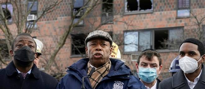 Incendie d'un immeuble a New York: 17 morts selon un bilan revu a la baisse