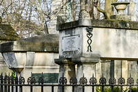 La tombe où serait enterré Molière (et celle où ne sont pas les restes de La Fontaine), au Père-Lachaise (Paris).
