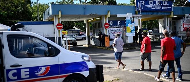 Guadeloupe: les forces de l'ordre s'attaquent au piquet de greve du CHU, symbole de la mobilisation