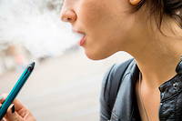 Chez 85 % des fumeurs, passer du tabac à la cigarette électronique entraîne naturellement une diminution de la dépendance à la nicotine.
