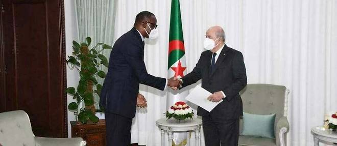 Le president de l'Algerie, Abdelmadjid Tebboune (a droite), recoit le ministre des Affaires etrangeres du Mali, Abdoulaye Diop (a gauche), a Alger, le 6 janvier 2022. 
