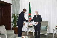 Le président de l'Algérie, Abdelmadjid Tebboune (à droite), reçoit le ministre des Affaires étrangères du Mali, Abdoulaye Diop (à gauche), à Alger, le 6 janvier 2022. 
