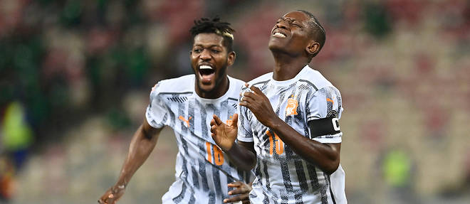 Ivory Coast's forward Max-Alain Gradel (R) celebrates with teammate after scoring a goal during the Group E Africa Cup of Nations (CAN) 2021 football match between Equatorial Guinea and Ivory Coast at Stade de Japoma in Douala on January 12, 2022. (Photo by CHARLY TRIBALLEAU / AFP)