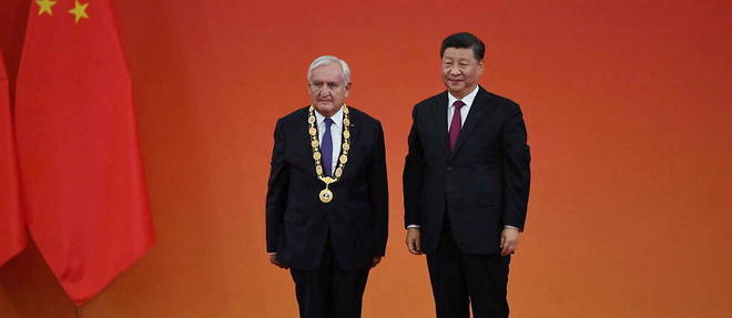 L'ancien Premier ministre Jean-Pierre Raffarin (a gauche) avec le president chinois Xi Jinping a Pekin lors de la remise de la medaille de l'Ordre chinois de l'amitie, le 29 septembre 2019. 
