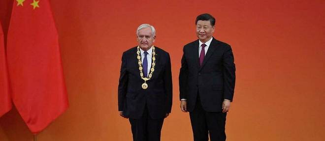 L'ancien Premier ministre Jean-Pierre Raffarin (à gauche) avec le président chinois Xi Jinping à Pékin lors de la remise de la médaille de l'Ordre chinois de l'amitié, le 29 septembre 2019. 
