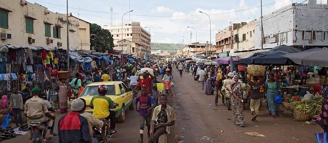 Le Mali est encore sous le choc apres les sanctions economiques annoncees, dimanche 9 janvier, par la Communaute economique des Etats de l'Afrique de l'Ouest (Cedeao) pour faire plier la junte au pouvoir. 
