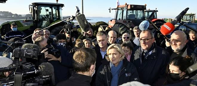 Le Pen a l'ecoute des pecheurs et agriculteurs en colere