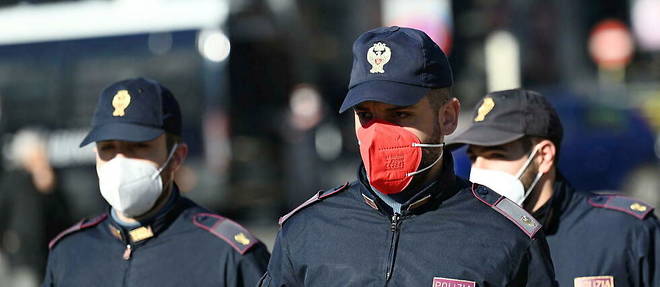 Des policiers italiens portant un masque colore lors d'un patrouille a Rome le 14 janvier 2022.
