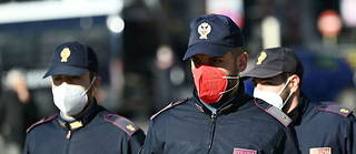 Des policiers italiens portant un masque coloré lors d'un patrouille à Rome le 14 janvier 2022.
