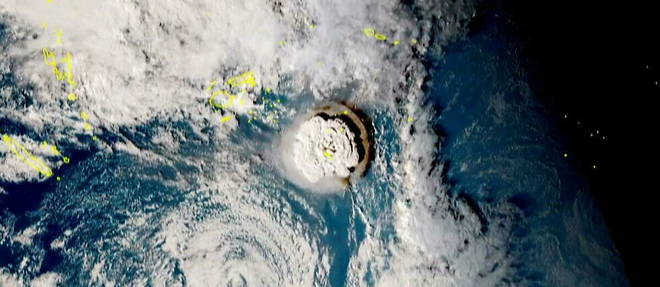 Une photo aerienne de l'eruption volcanique dans l'archipel des Tonga. 
