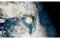 Une photo aérienne de l'éruption volcanique dans l'archipel des Tonga. 
